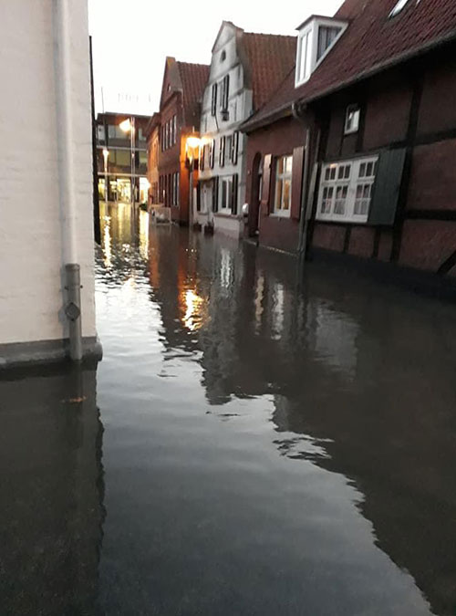 Hochwasser in der Jahrmarktstraße in Travemünde