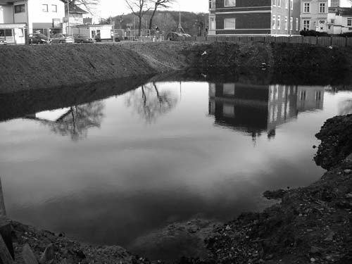 mit Wasser vollgelaufene Baustelle