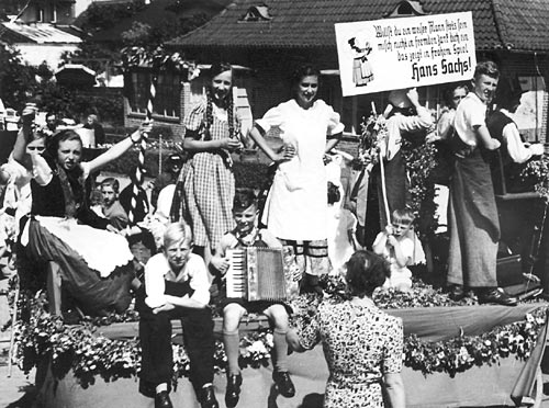 Festwagen des Mittsommerfestes auf dem Leuchtenfeld