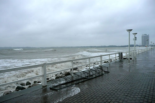 Hochwasser an der Strandpromenade in Travemünde Hochwasser an der Strandpromenade in Travemünde
