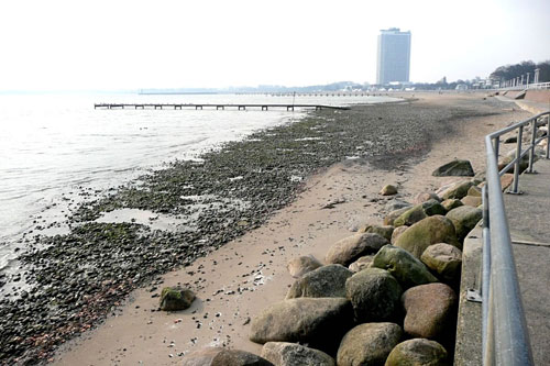 nach dem Hochwasser an der Strandpromenade in Travemünde nach dem Hochwasser an der Strandpromenade in Travemünde