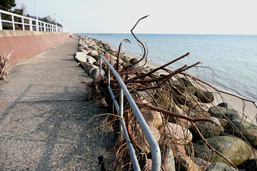 nach dem Hochwasser an der Strandpromenade in Travemünde nach dem Hochwasser an der Strandpromenade in Travemünde
